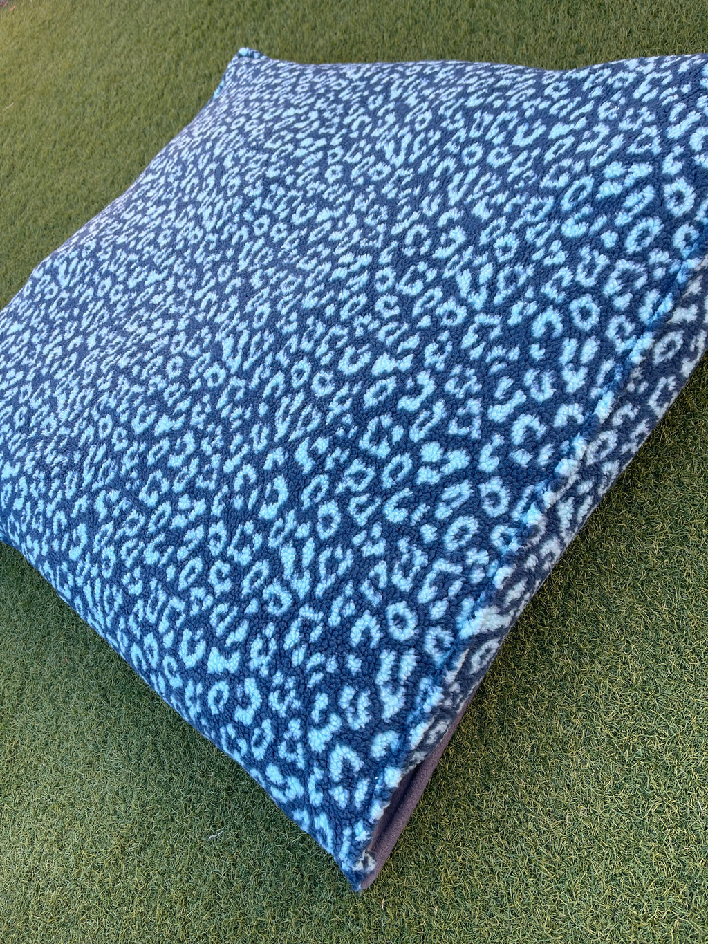 "Large (100x100cm)"